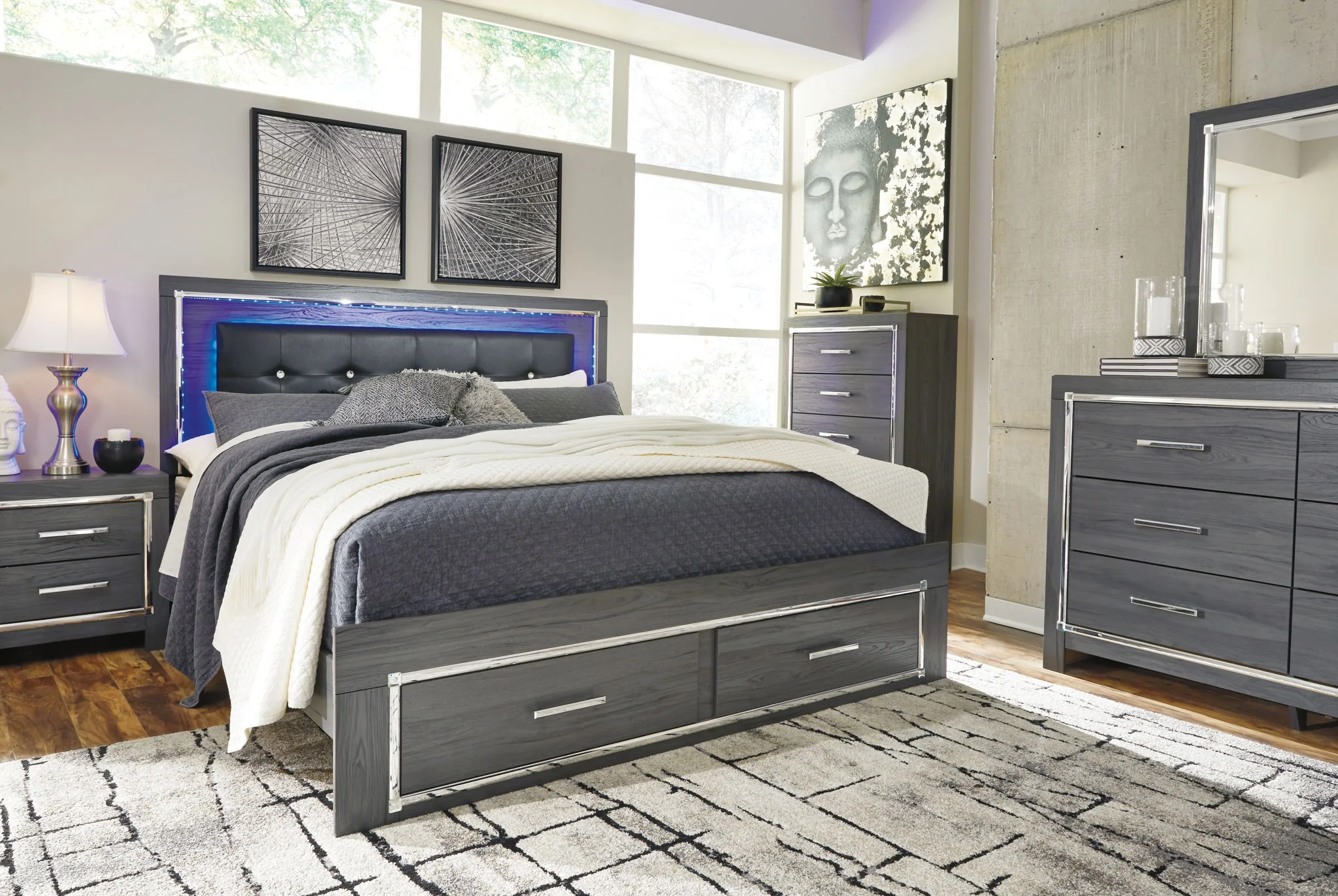 Lodanna - Panel Bed