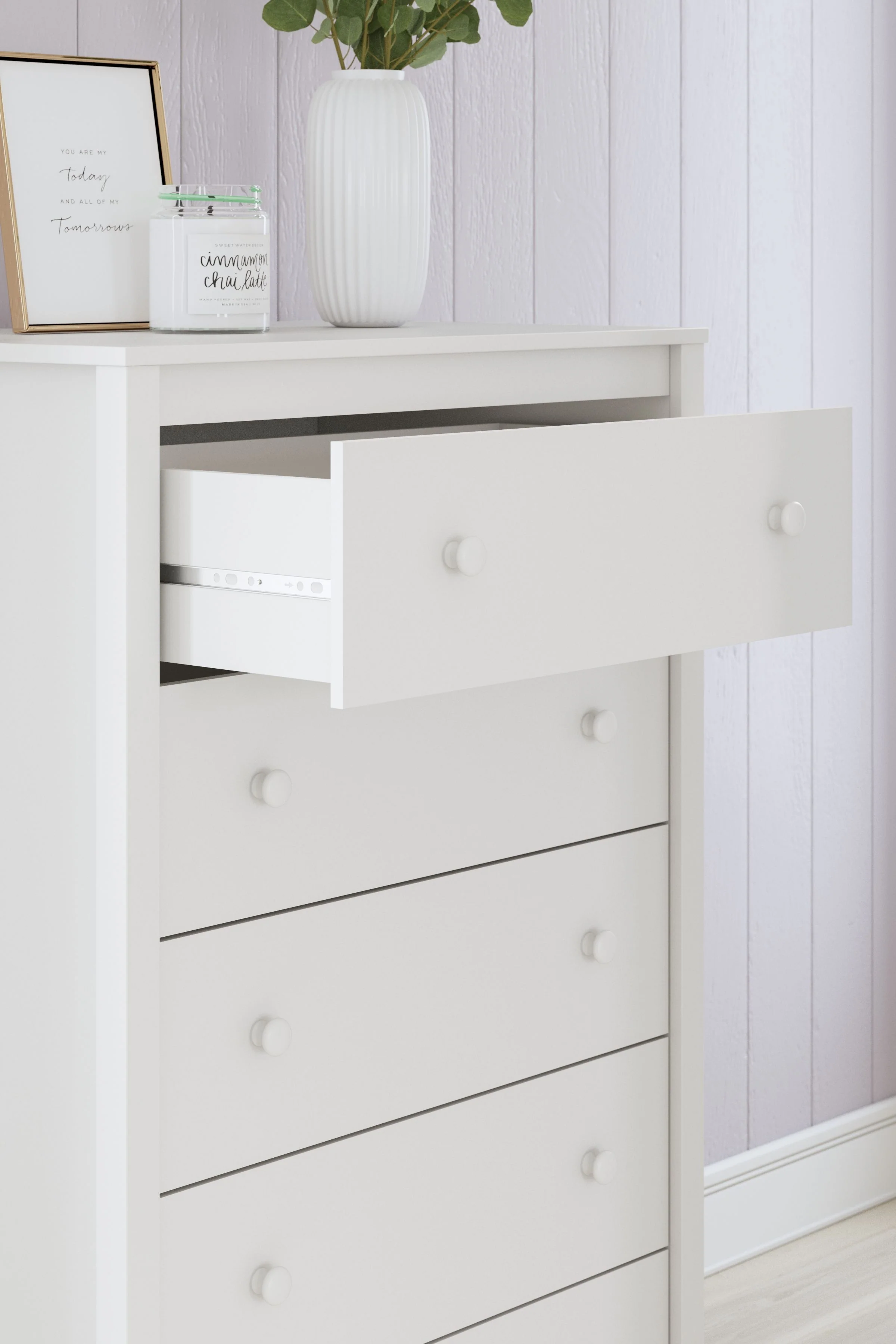 204-hallityn-five-drawer-chest-white-10.webp Hallityn - Five Drawer Chest - White