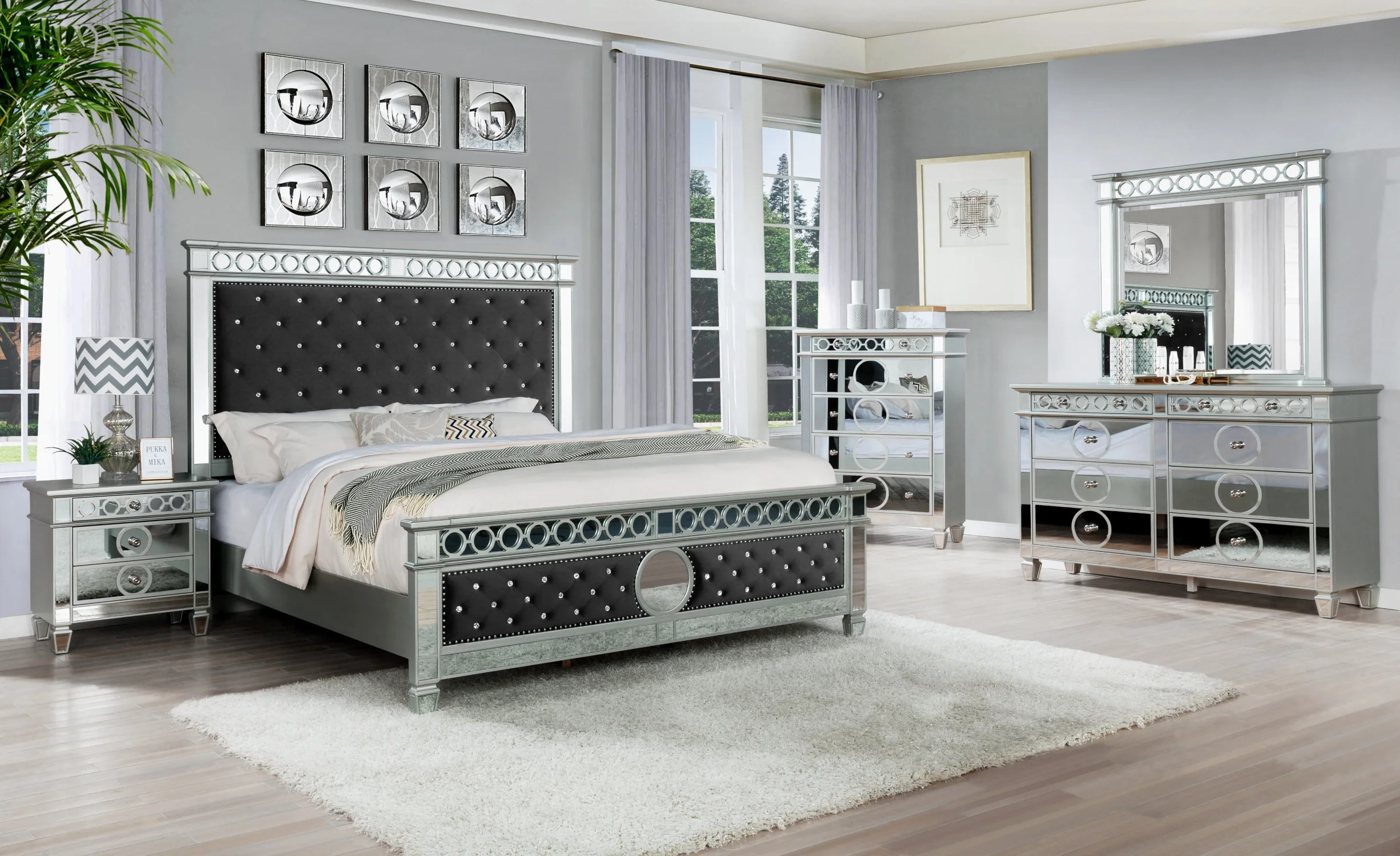 Glam Mirrored 5-Drawer Chest in Silver