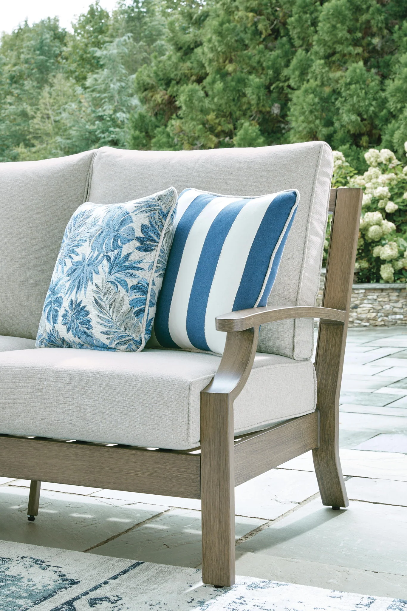 2922-rainier-ranch-sofa-with-cushion-brown-beige-4.webp Rainier Ranch - Sofa With Cushion - Brown / Beige