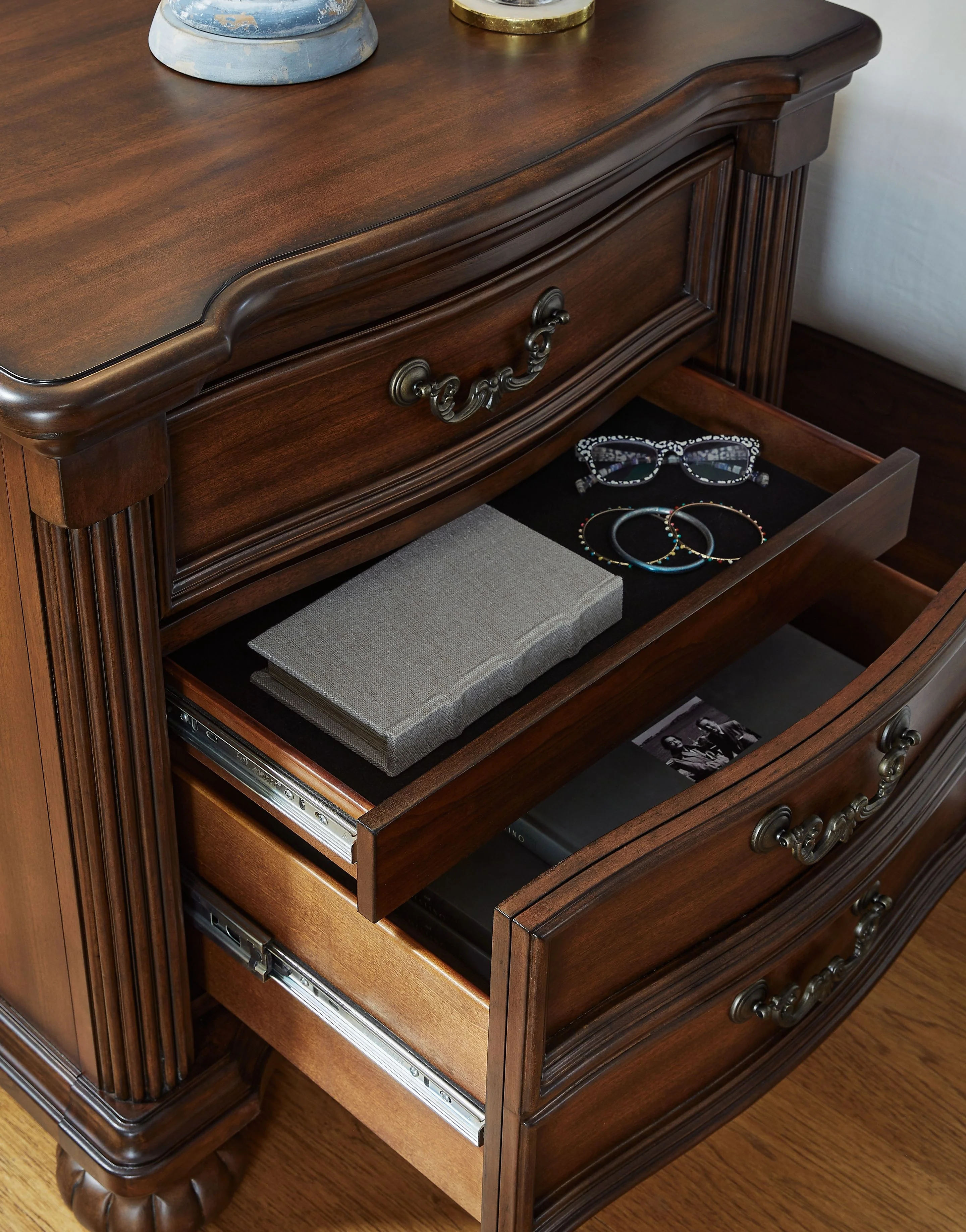 4044-lavinton-three-drawer-night-stand-brown-5.webp Lavinton - Three Drawer Night Stand - Brown