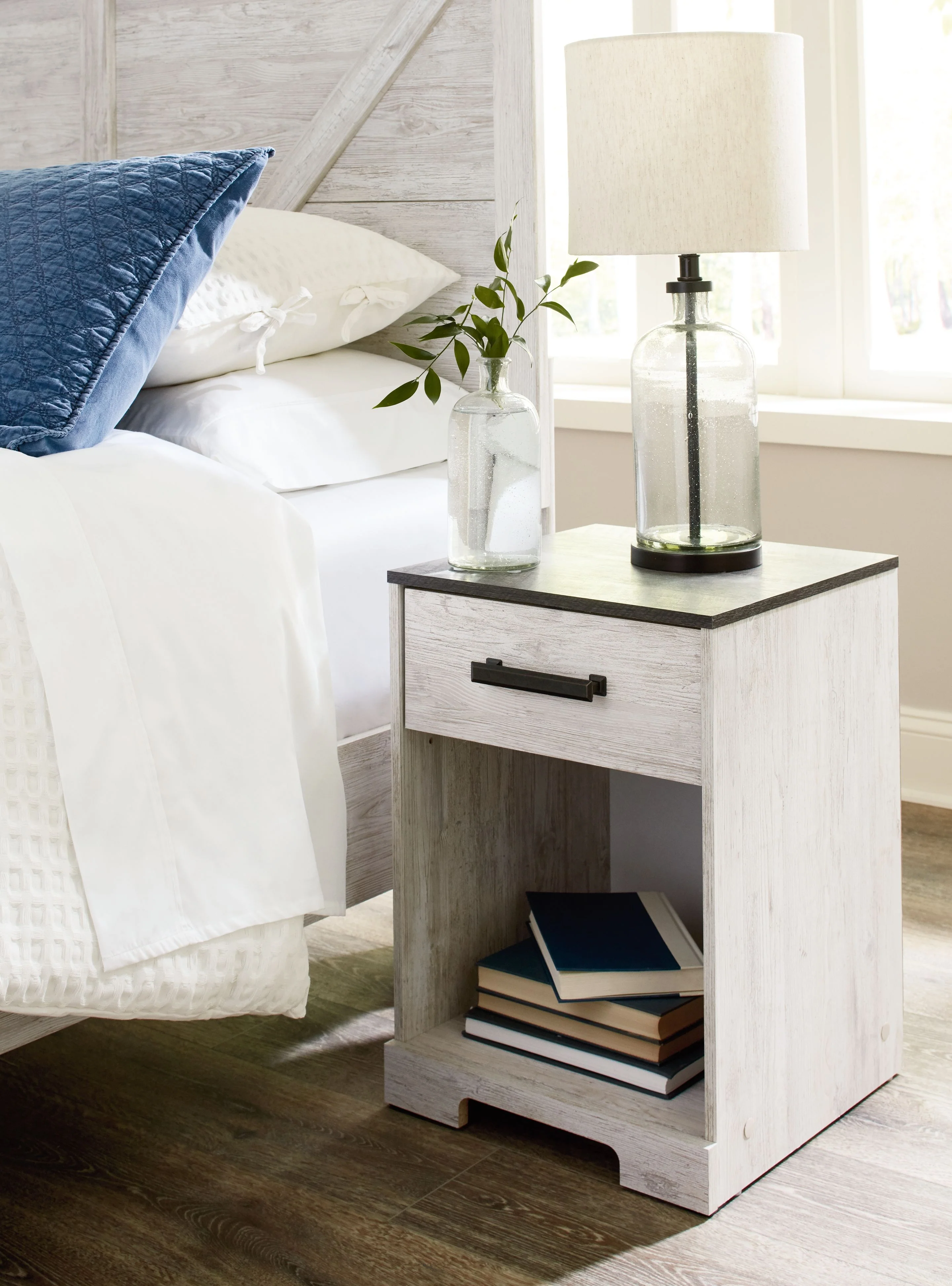 4172-shawburn-one-drawer-night-stand-open-cubby-white-black-gray-6.webp Shawburn - One Drawer Night Stand - Open Cubby - White / Black / Gray