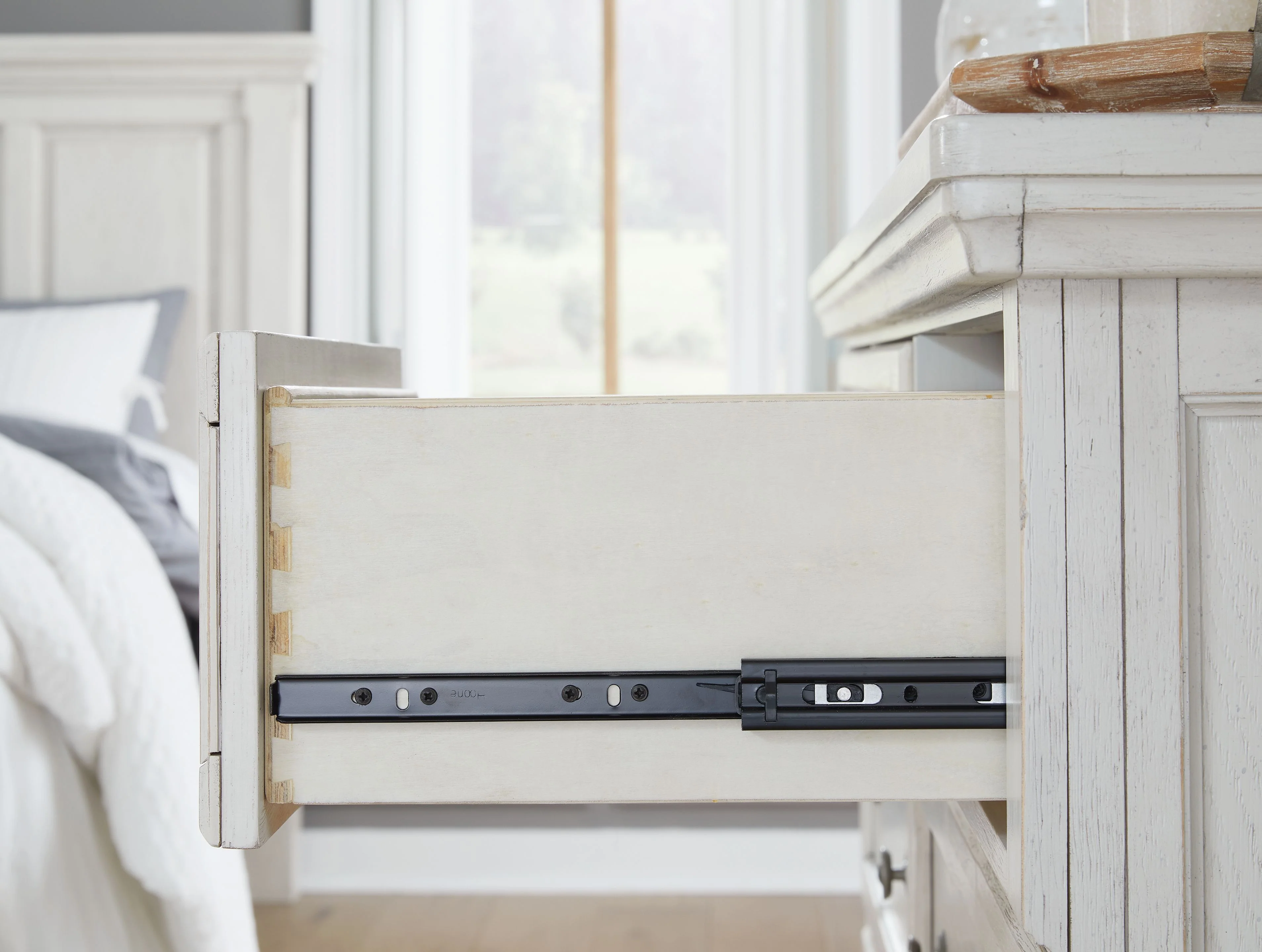 Robbinsdale - Five Drawer Chest - Antique White