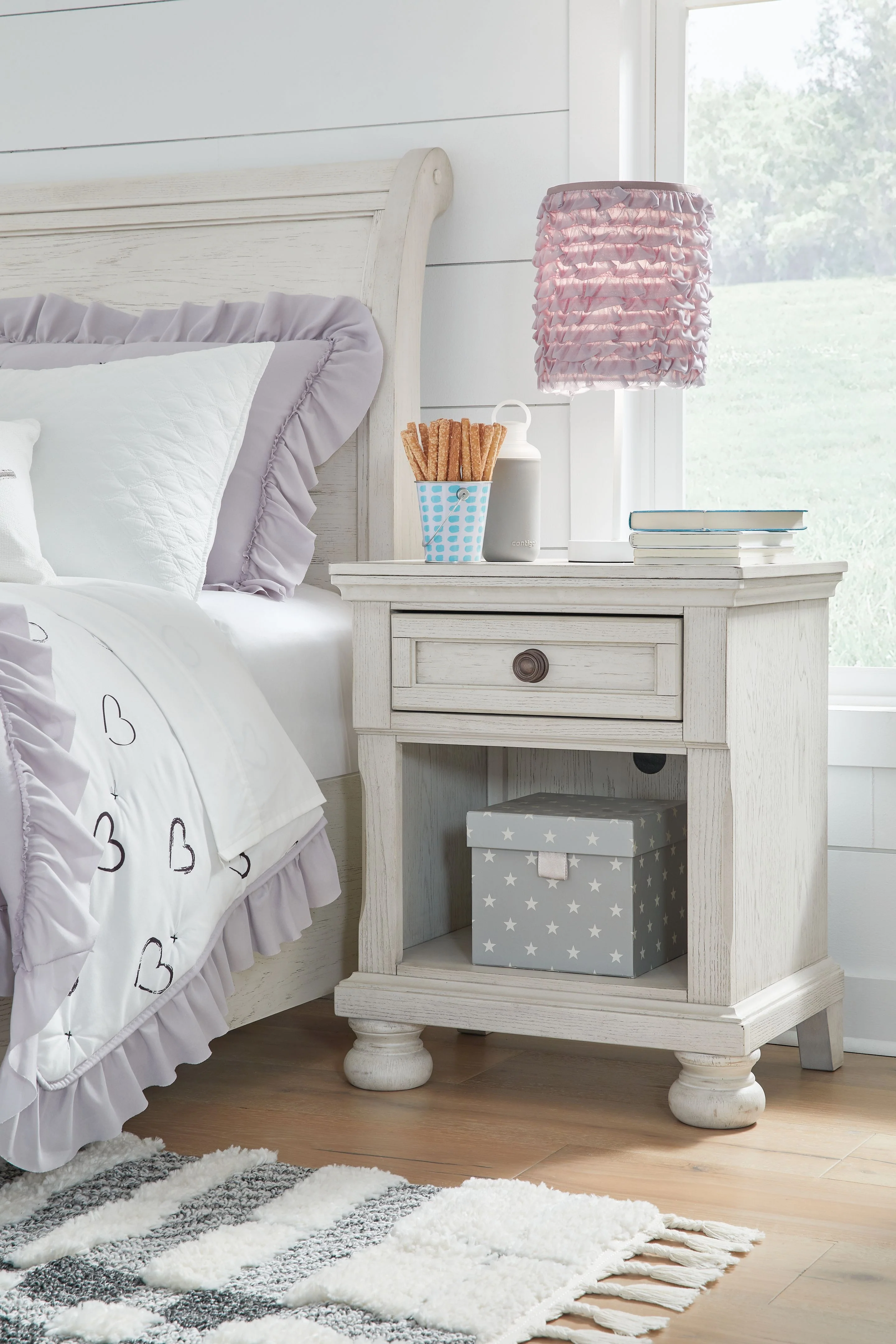 546-robbinsdale-one-drawer-night-stand-antique-white-5.webp Robbinsdale - One Drawer Night Stand - Antique White