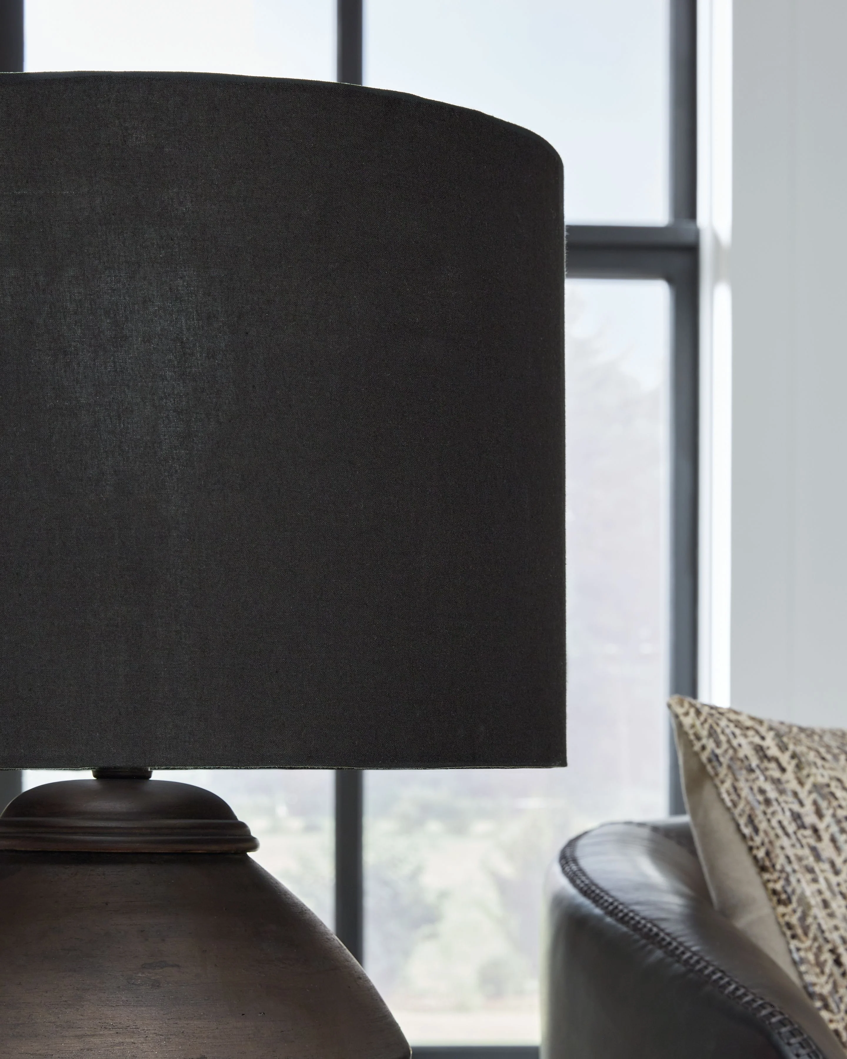 6456-naareman-terracotta-table-lamp-metallic-black-3.webp Naareman - Terracotta Table Lamp - Metallic Black