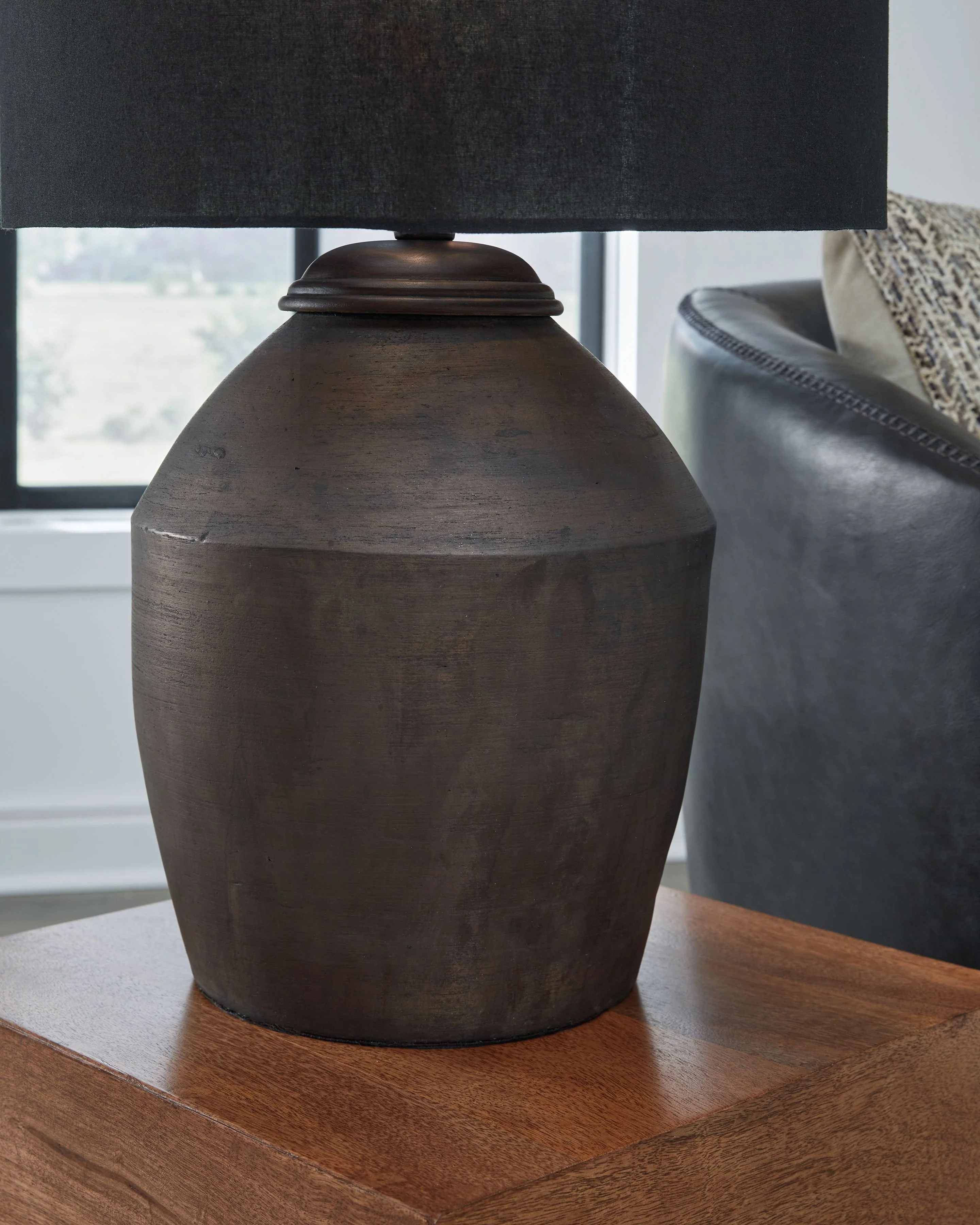 6456-naareman-terracotta-table-lamp-metallic-black-4.webp Naareman - Terracotta Table Lamp - Metallic Black