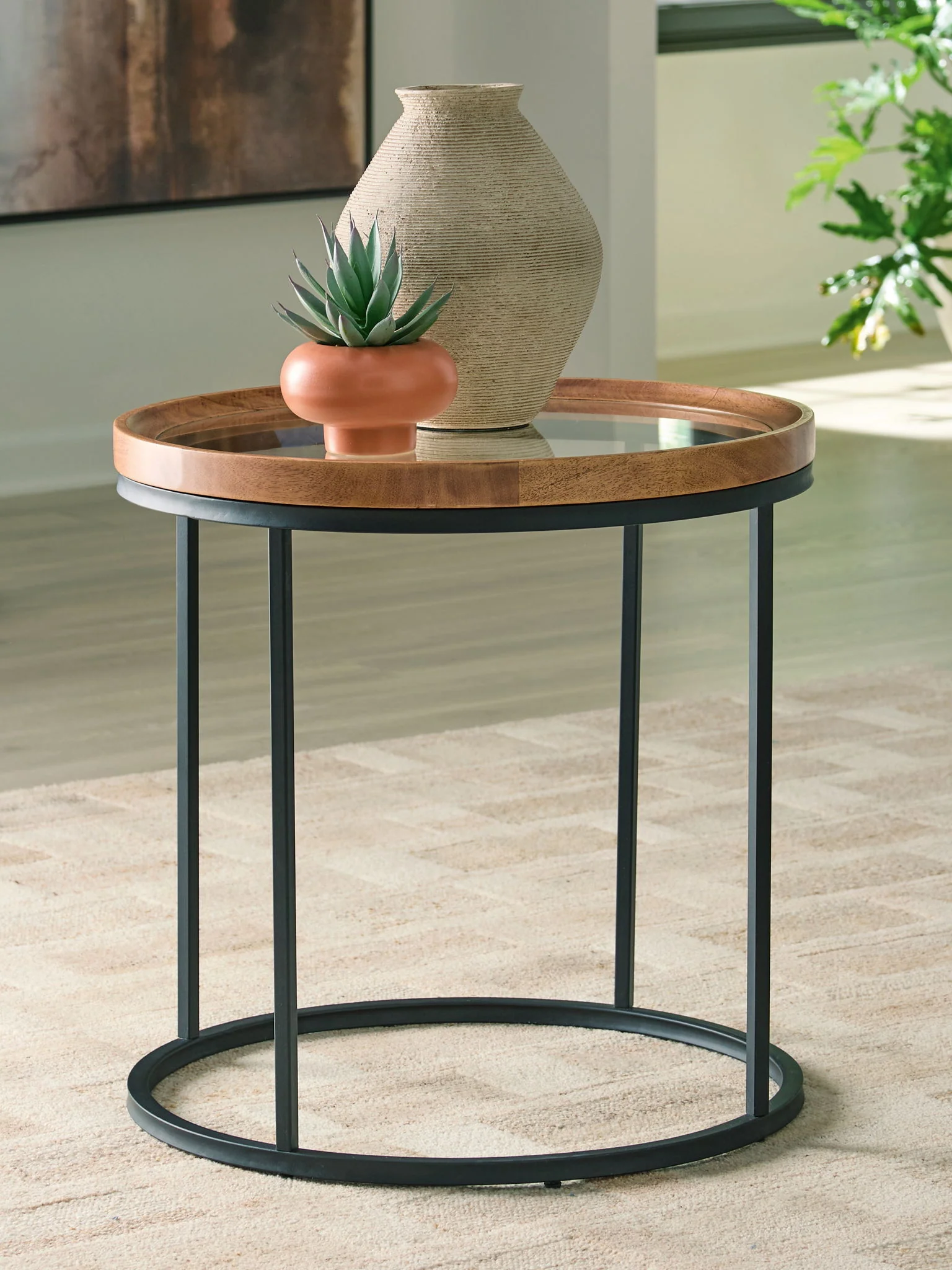 Noraluna - Round Table