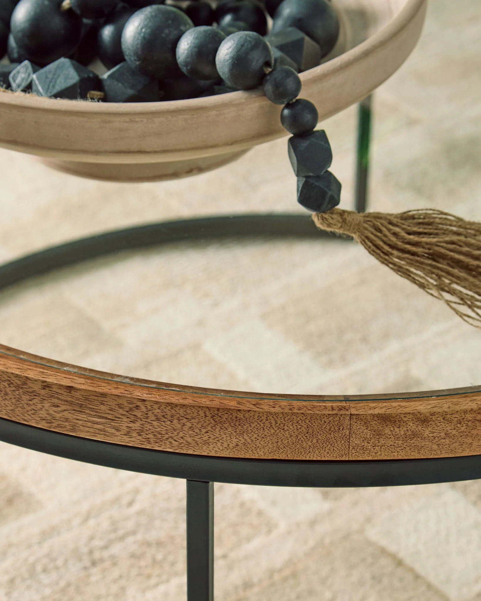 Noraluna - Round Table