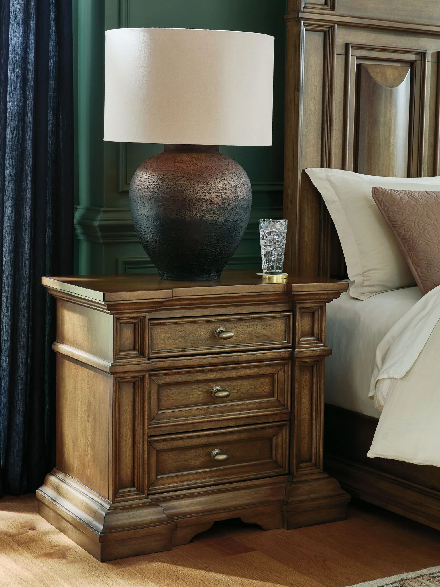 7564-frantanna-three-drawer-night-stand-brown-7.webp Frantanna - Three Drawer Night Stand - Brown