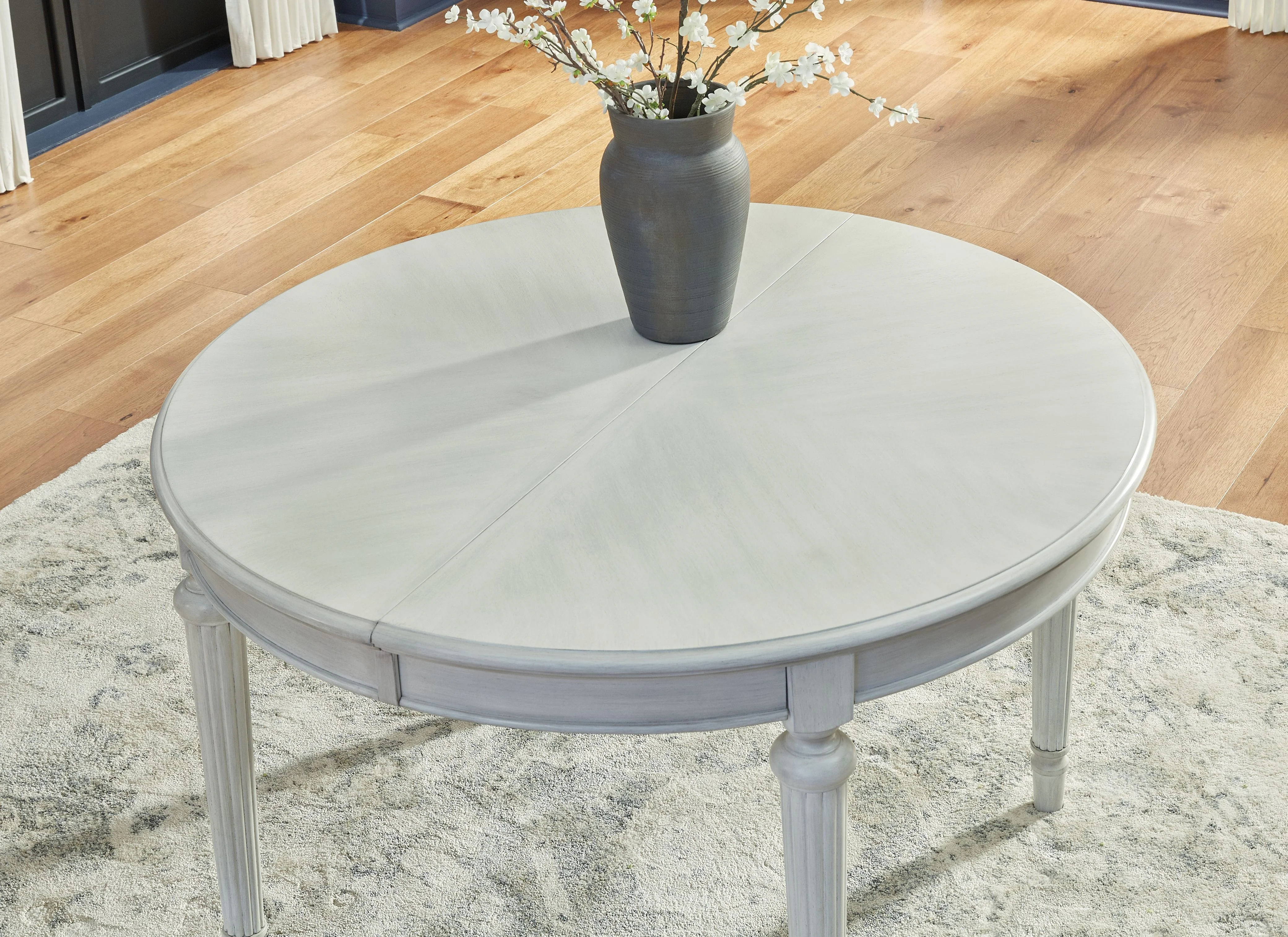 7964-montelaine-oval-dining-room-extension-table-antique-white-6.webp Montelaine - Oval Dining Room Extension Table - Antique White