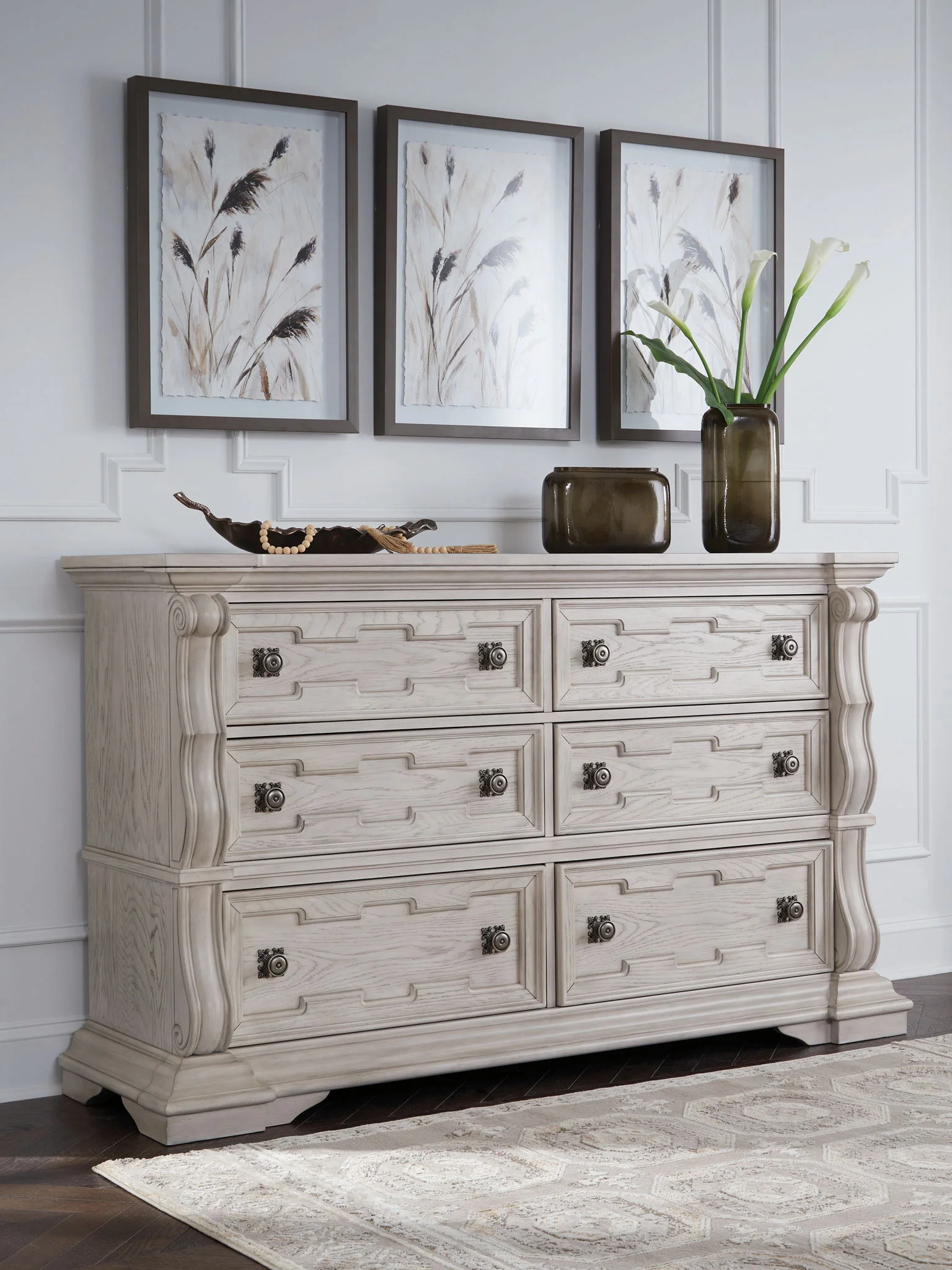 Bruchandi - Dresser