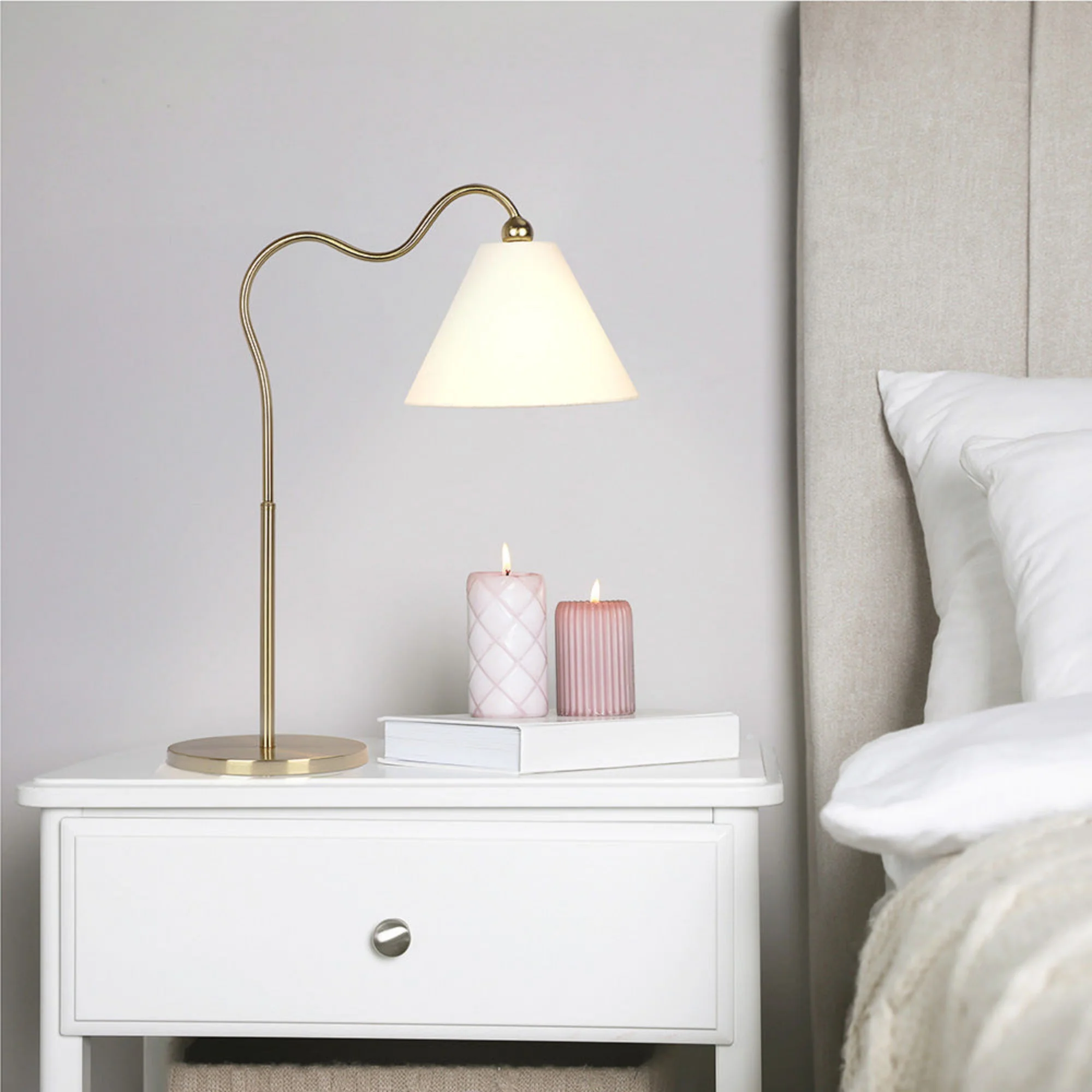 9035-ornate-ring-base-curved-table-lamp-with-triangle-drum-shade-gold-white-4.webp Ornate - Ring Base Curved Table Lamp With Triangle Drum Shade - Gold / White